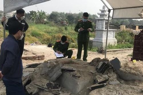 Mộ cụ ông mới chết hơn 20 ngày bị phá nát, đào xới tung tóe