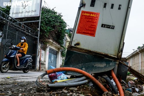 Dân Hà Nội bất an đi qua 'đại công trường' trên đường Âu Cơ, tai nạn như cơm bữa
