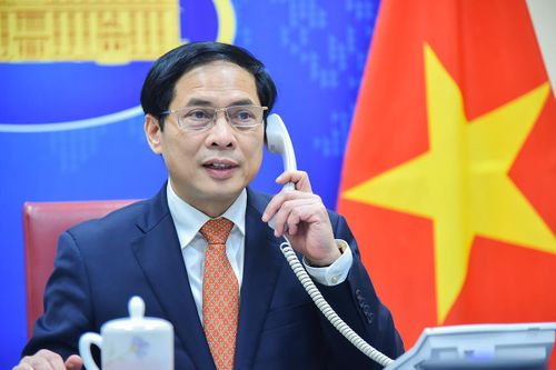 Việt Nam đề nghị Nga hỗ trợ sơ tán người Việt ở Ukraine khỏi vùng chiến sự