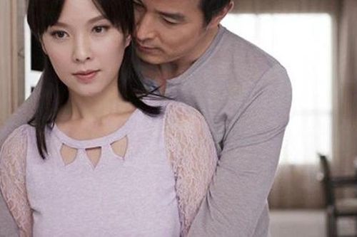 Nữ nhân viên giao hàng ngoại tình với chồng khiêu khích: 'Không rời giường nổi vì anh ấy' và cái kết tái mét khi cô vợ bắt đầu ra tay