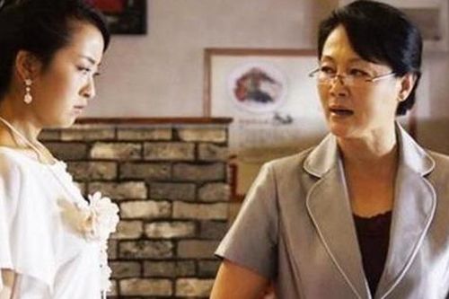 Bị tiểu tam ra sức gây sự được mẹ chồng đứng ra can thiệp, nào ngờ bị bà 'quay xe' phút cuối khiến con dâu hụt hẫng