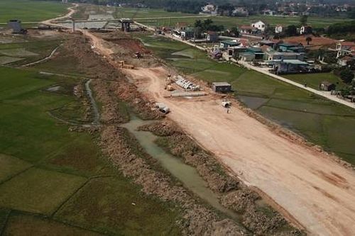 Chậm giải phóng mặt bằng cao tốc, 4 chủ tịch huyện bị phê bình