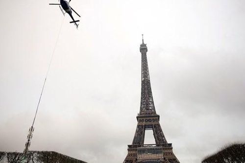 Tháp Eiffel bất ngờ cao thêm 6 mét