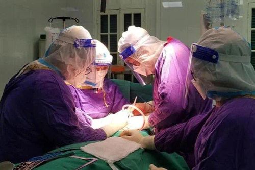 Bệnh nhân Covid-19 đột ngột chảy máu dữ dội do bị rò đại tràng sau mổ