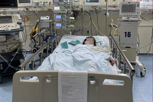 Bé gái ho ra máu, không nói được do mắc Covid-19