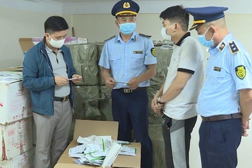 Xe tải chở hơn 46.000 kit test Covid-19 không rõ nguồn gốc