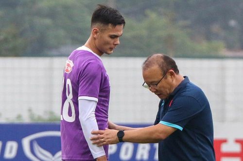 HLV Park chỉnh động tác cho tân binh Schmidt