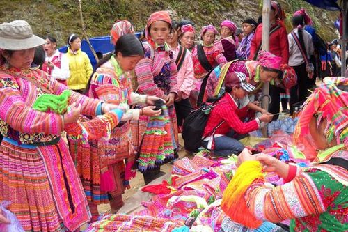 Phát huy bản sắc văn hóa và vai trò của phụ nữ Mông trong đời sống đương đại