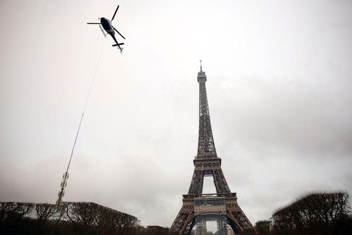 Pháp: Tháp Eiffel cao thêm 6 mét nhờ hệ thống ăng-ten mới