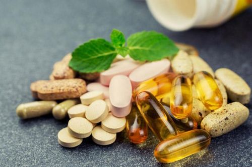 Thận trọng khi uống nhiều vitamin và thuốc bổ hỗ trợ điều trị Covid-19