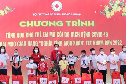 Hơn 2,5 triệu suất quà tặng người nghèo và nạn nhân chất độc da cam