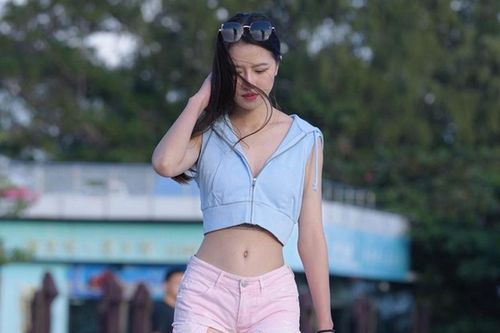 Cô gái mặc quần hot pants đẹp nhưng lại mất điểm vì điều này