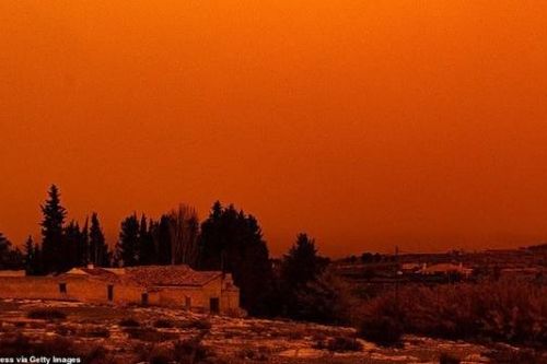 Châu Âu bị 'tấn công' bởi bão bụi bất thường từ sa mạc Sahara