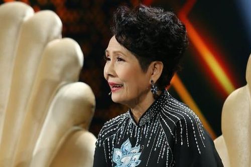 Danh ca Phương Dung 'rình' và nhắc nhở ca sĩ hát sai lời khi làm giám khảo