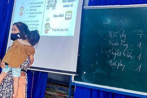 Xúc động hình ảnh cô giáo vừa bế con vừa giảng bài cho học sinh