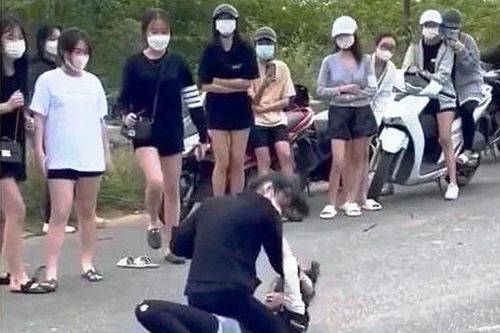Hai nữ sinh Huế lao vào 'quyết đấu' giữa phố rồi… bắt tay làm hòa