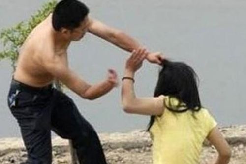 Ghen tuông, gã đàn ông chém mẹ con người tình thương vong