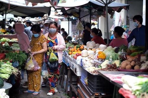 Tiểu thương đau đầu vì giá hàng hóa 'nhảy múa' theo giá xăng