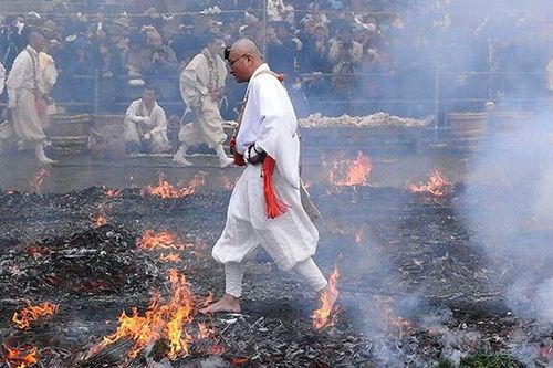 Nghi lễ kỳ dị đi chân trần trên lửa của người Nhật Bản