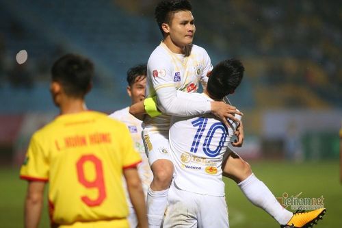 Video Quang Hải bắt vô-lê cháy lưới Thanh Hóa