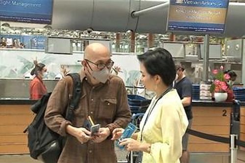20 du khách nước ngoài đầu tiên đến Việt Nam sau khi mở cửa lại thị trường khách quốc tế