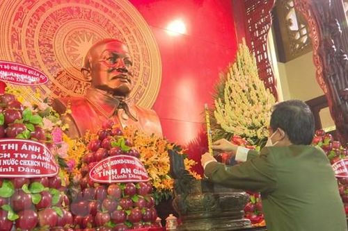 Dâng hương tưởng niệm 42 năm ngày mất của Chủ tịch Tôn Đức Thắng