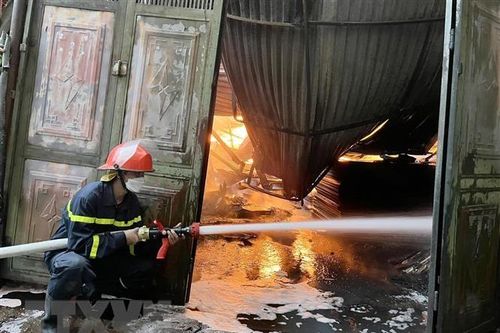 Hà Nội: Khống chế đám cháy nhà xưởng ở quận Hoàng Mai