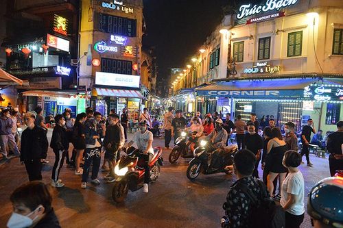 Hàng quán Hà Nội nhộn nhịp trong ngày đầu được mở cửa sau 21 giờ đêm
