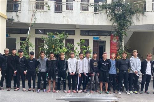 Tạm giữ hình sự 18 đối tượng để điều tra về hành vi gây rối trật tự công cộng