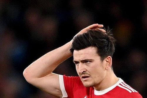 Maguire 'đánh nhầm' Ronaldo, bị fan MU la ó khi rời sân