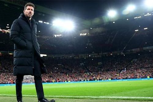 Đội nhà bị loại, fan MU ném cơn mưa vật thể lạ vào Diego Simeone