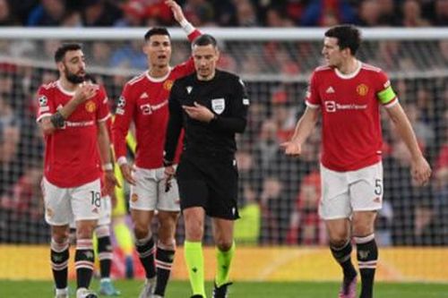 Tiếng còi méo của trọng tài tiễn MU rời Champions League?
