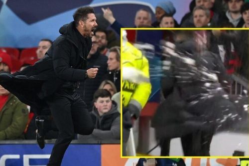 CĐV M.U ném mưa vật thể lạ vào HLV Diego Simeone sau khi đội nhà bị loại