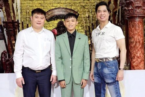 Vừa đỡ đầu cho Hồ Văn Cường, bầu Thụy liền nhận được tin vui, Ngọc Sơn nghe xong liền gửi lời chúc