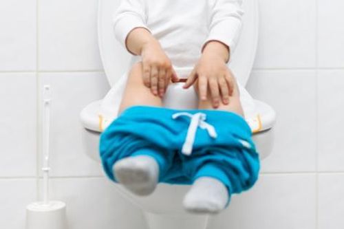 Bé 6 tuổi nguy kịch do bị táo bón kéo dài