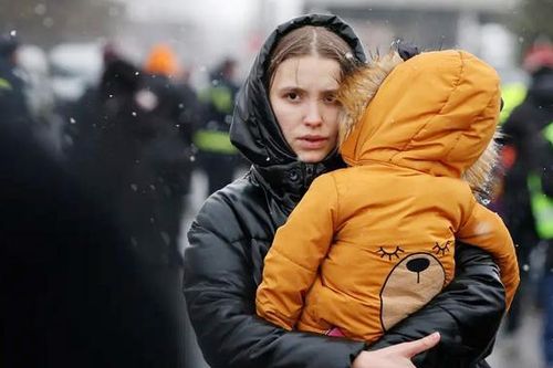 Tội phạm buôn người rình rập phụ nữ và trẻ em Ukraine