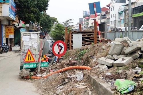 Hà Nội: Những tuyến phố ngập rác, tủ điện 'chông chênh' gây mất mỹ quan đô thị