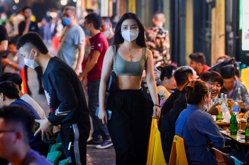 Phố ăn đêm 'sáng đèn' trở lại khi Hà Nội cho phép đón khách sau 21h