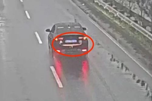 Xe 'nhái' biển xanh chạy ngược chiều suốt 15km trên cao tốc Nội Bài - Lào Cai