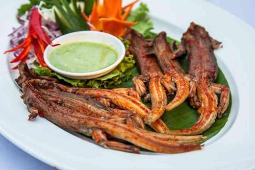 Người Tây Ninh lên núi câu thằn lằn, làm ra món đặc sản trứ danh vùng núi Bà Đen