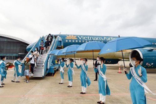 Những du khách quốc tế đầu tiên đến Việt Nam sau khi mở cửa du lịch