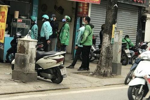 Giá xăng 'lập đỉnh', xe ôm chật vật mưu sinh