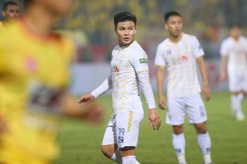 HLV từng vô địch cúp C1 nói lý do Quang Hải khó sang châu Âu