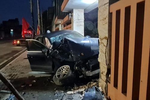 Xe sang lao như tên bắn giữa đêm, tông thẳng vào nhà dân