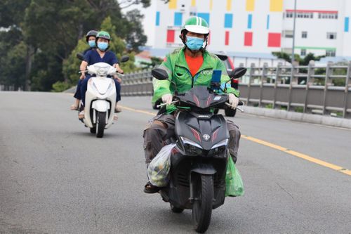 Xe ôm công nghệ ưu tiên hàng nhẹ, tránh chở khách do giá xăng cao