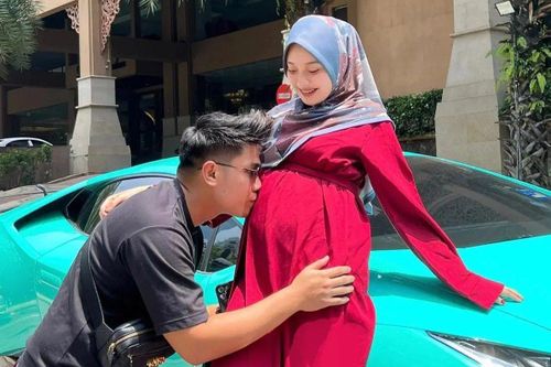 Chăm sóc vợ khi mang bầu, chồng được tặng Lamborghini ở Malaysia