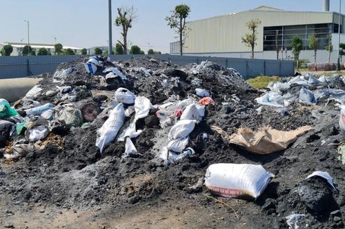 Phạt 2 cá nhân 400 triệu đồng do xử lý chất thải nguy hại không phép