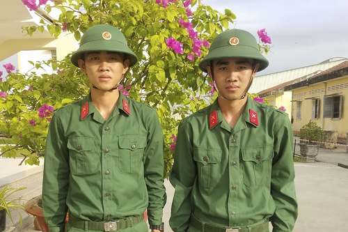 Anh em sinh đôi cùng nhập ngũ