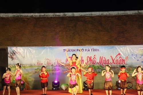Thầy cô, học sinh Hà Tĩnh 'cháy hết mình' trong đêm thơ 'Thành phố mùa xuân'