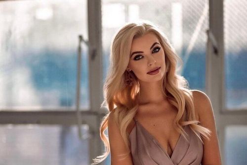 Nhan sắc xinh như 'búp bê' của người đẹp Ba Lan đăng quang Miss World 2021